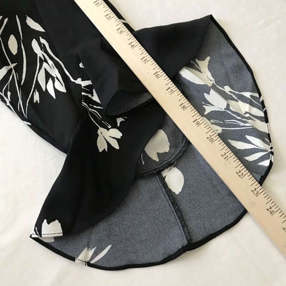 VINCE CAMUTO Floral Bell Flutter Sleeve Blouse V-Neck NWT Women’s Plus Size 1X - Picture 14 of 16